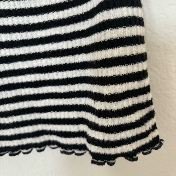 Black and white Abercrombie & Fitch striped crop top - Picture 4 of 4